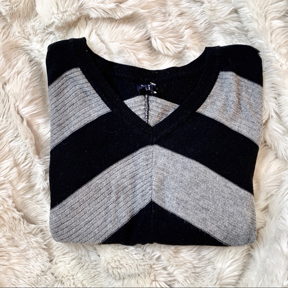 Splendid grey and black v neck sweater XS
